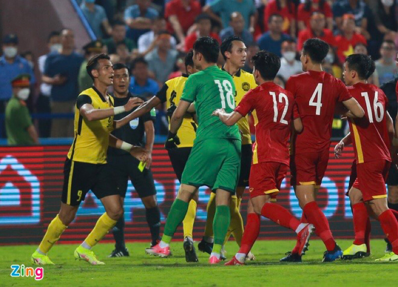 Tình huống va chạm giữa U23 Việt Nam vs U23 Malaysia. Ảnh: Zing