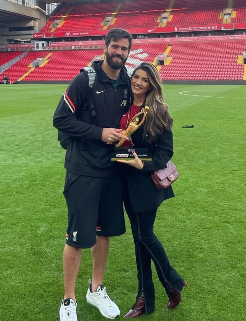 Dàn WAGs Liverpool - Real: Alisson bên cạnh vợ mình