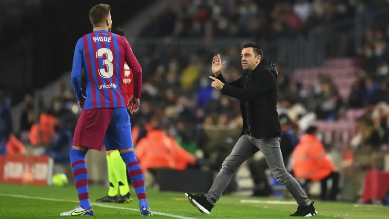 Xavi đuổi Pique khỏi Barcelona