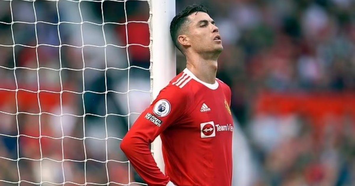 NÓNG: Tiết lộ chấn động, Ronaldo khiến phòng thay đồ Man Utd nổi loạn