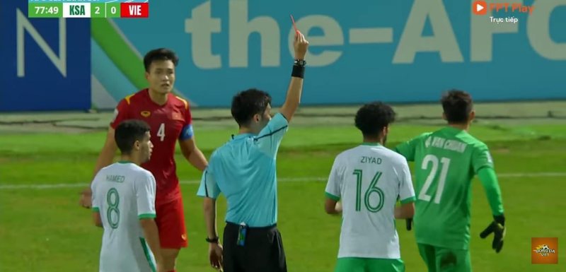 Quan Văn Chuẩn nhận thẻ đỏ, U23 Việt Nam thi đấu 10 người những phút cuối