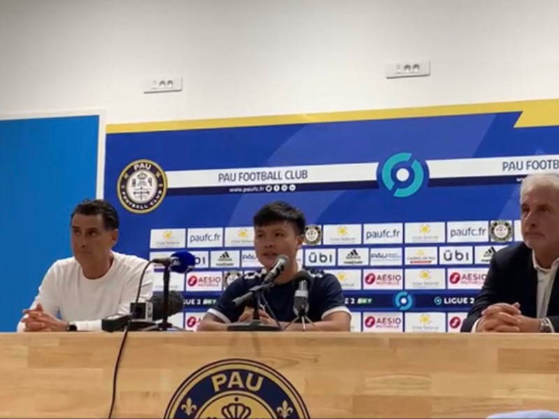 Quang Hải họp báo ra mắt Pau FC