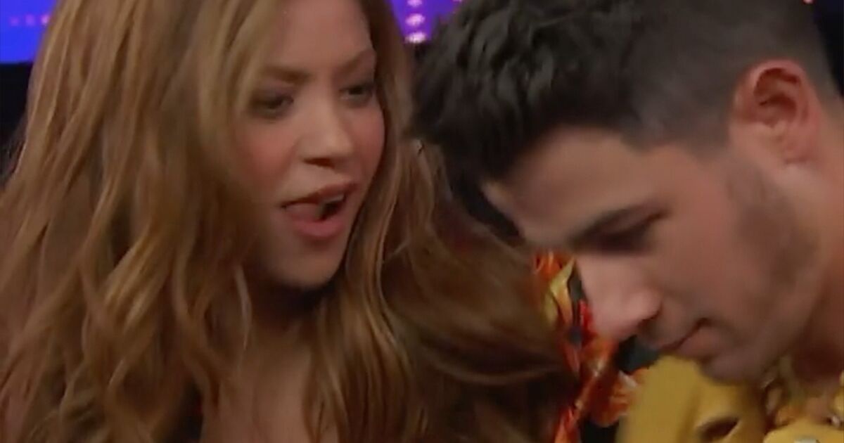 Shakira xuất hiện bốc lửa bên trai trẻ hậu chia tay Pique