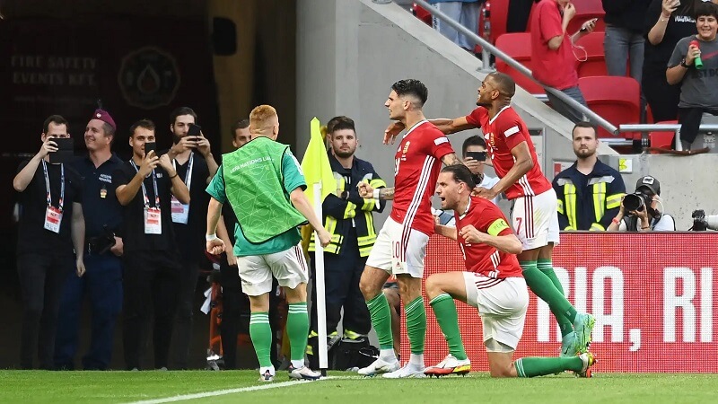 Tuyển Hungary tạo cú sốc trước tuyển Anh ở lượt trận mở màn