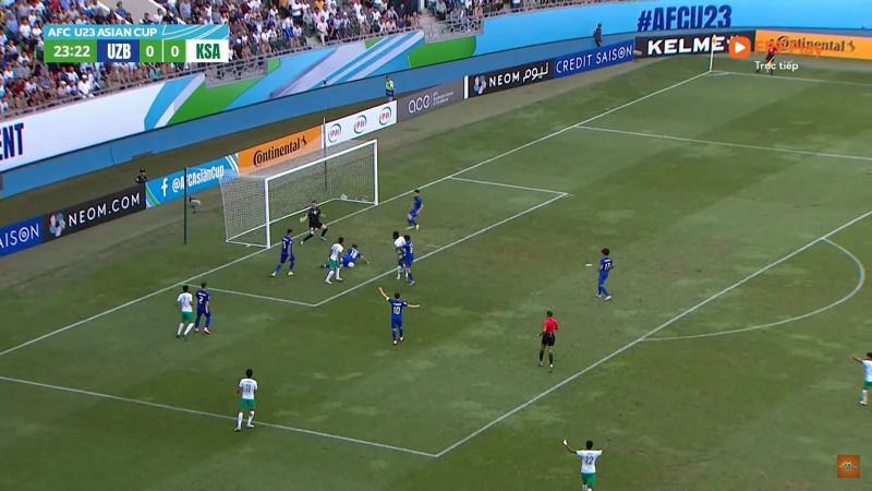 U23 Saudi Arabia tung ra cú sút nguy hiểm về phía cầu môn U23 Uzbekistan