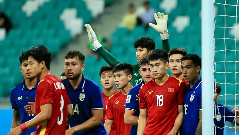 Các cầu thủ Việt Nam sử dụng chiến thuật "ruồi bu" mà tuyển Oman đã từng sử dụng