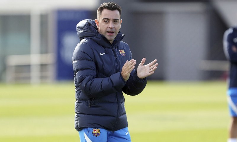 Xavi về lại Barcelona giữa tình cảnh khó khăn