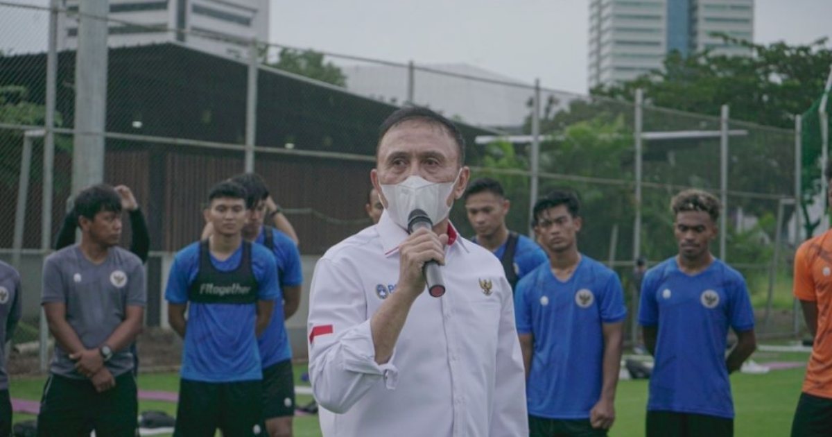 Bị CĐV Đông Nam Á tấn công, chủ tịch liên đoàn bóng đá Indonesia "quay xe" như trò đùa