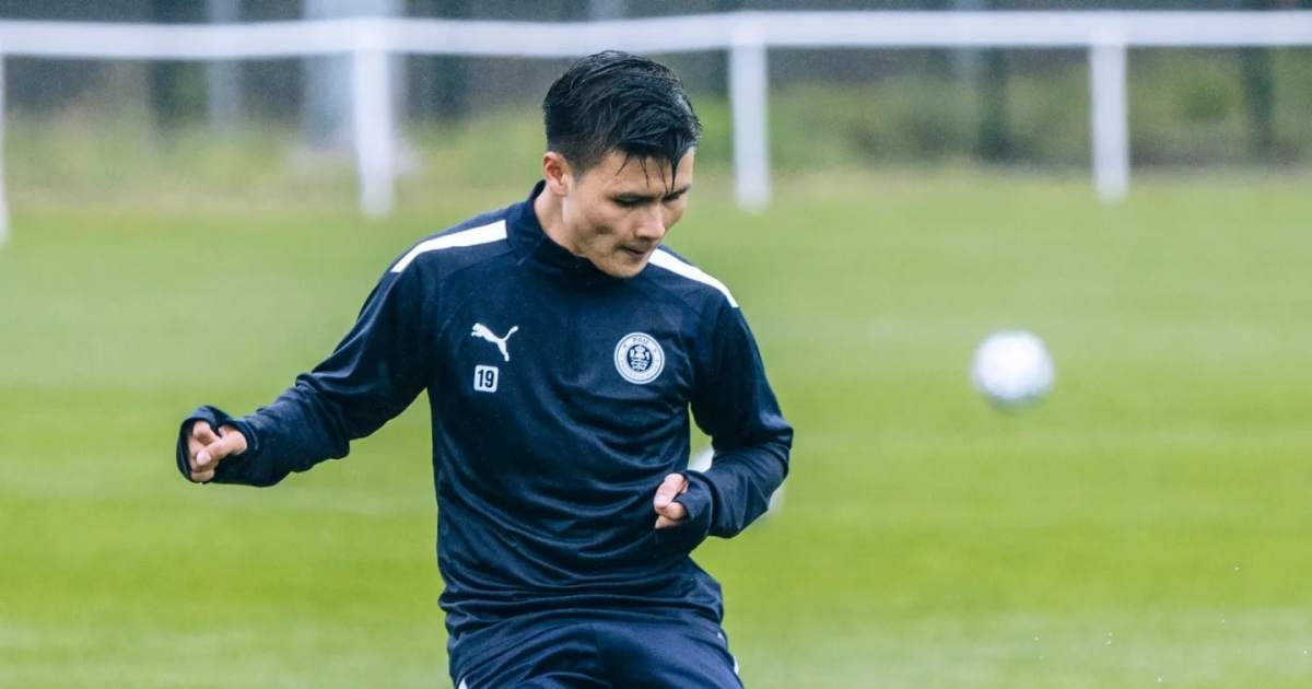 Quang Hải xử lý bóng cực đỉnh trong buổi tập đầu tiên cùng Pau FC