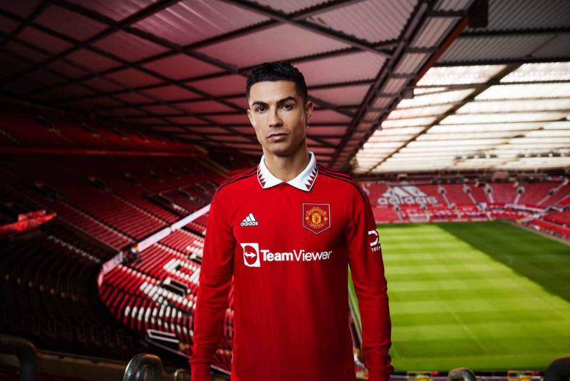 Cristiano Ronaldo trong bộ áo đấu sân nhà mùa 2022/23 của MU