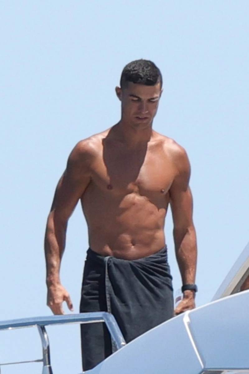 Cristiano Ronaldo đi nghỉ mát ở Majorca cùng bạn gái Georgina và gia đình