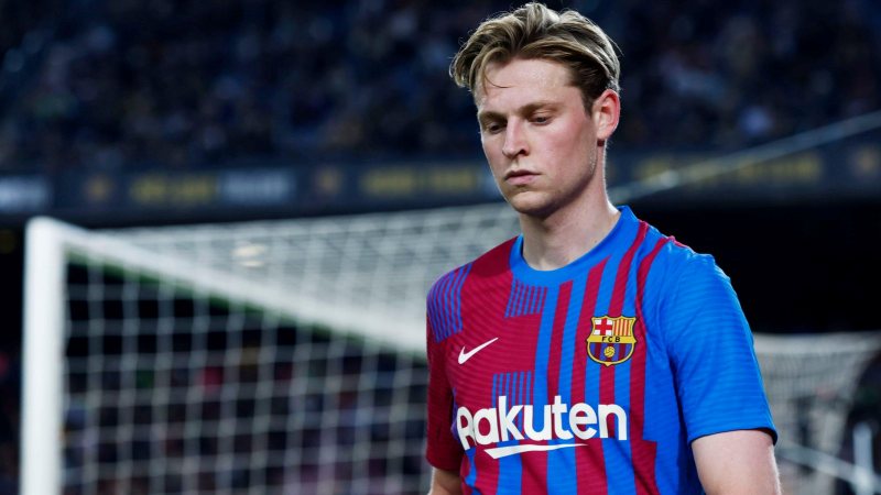 Barca còn nợ tiền lương và thưởng của De Jong