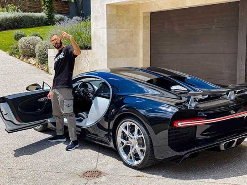 Karim Benzema tạo dáng với Bugatti Chiron 