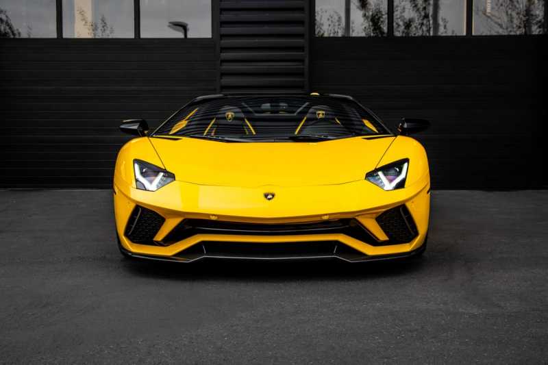 Lamborghini Aventador S Roadster với màu vàng thời thượng