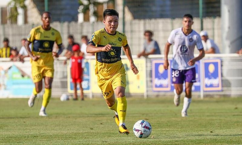 Quang Hải ra sân trong màu áo Pau FC