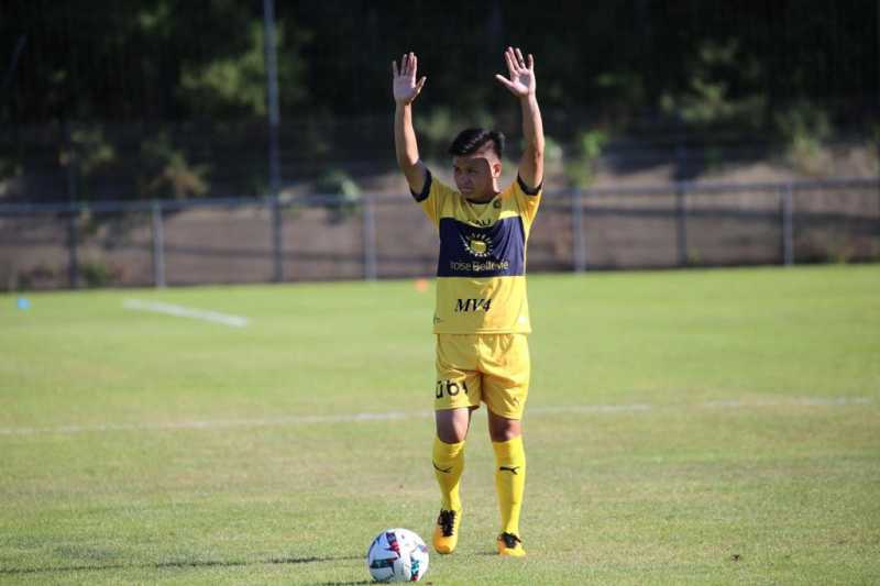 Nguyễn Quang Hải đang cố gắng thể hiện bản thân trong màu áo Pau FC