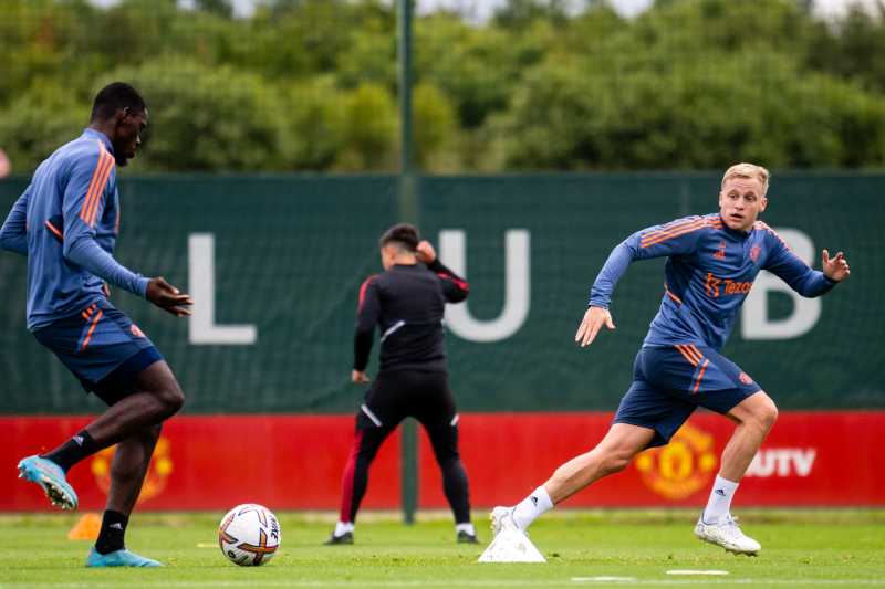 Nhạc trưởng Donny Van de Beek và trung vệ Eric Bailly