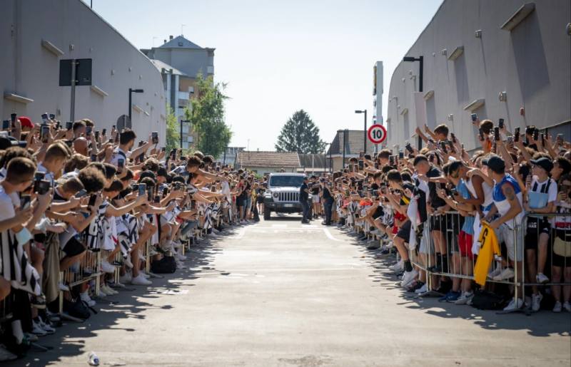 Ngày tiền vệ người Pháp trở về Turin, rất đông các CĐV Juventus đã xếp hàng dài chào đón 