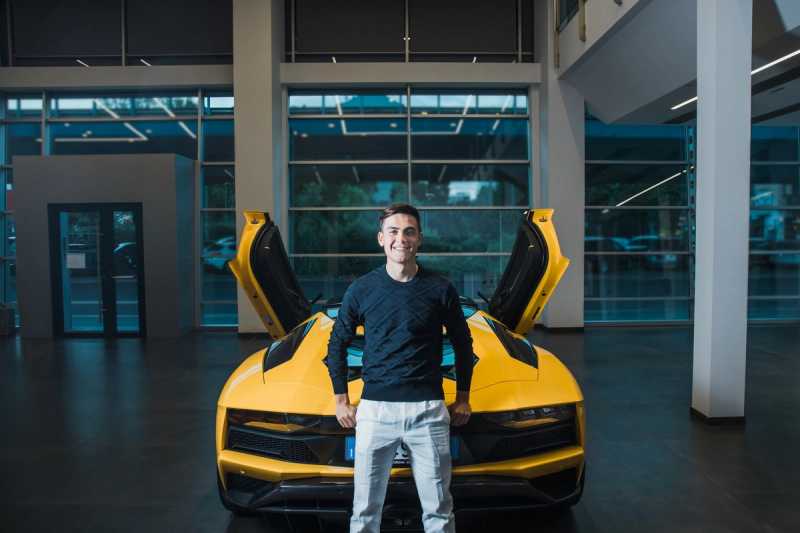 Paulo Dybala tạo dáng cực ngầu với Lamborghini Aventador S Roadster