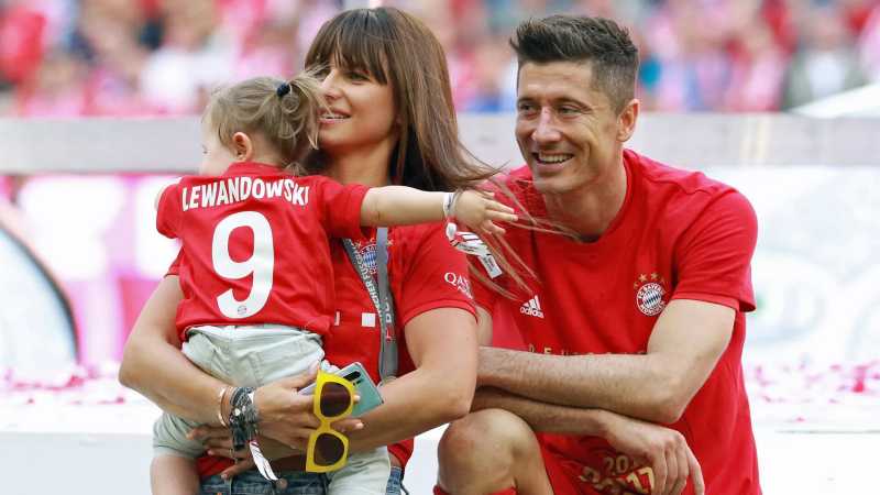 Robert Lewandowski để vợ con ở lại Mallorca nhằm đảm bảo an toàn