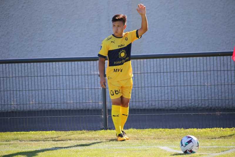 Tân binh Nguyễn Quang Hải trong mẫu áo sân nhà của Pau FC