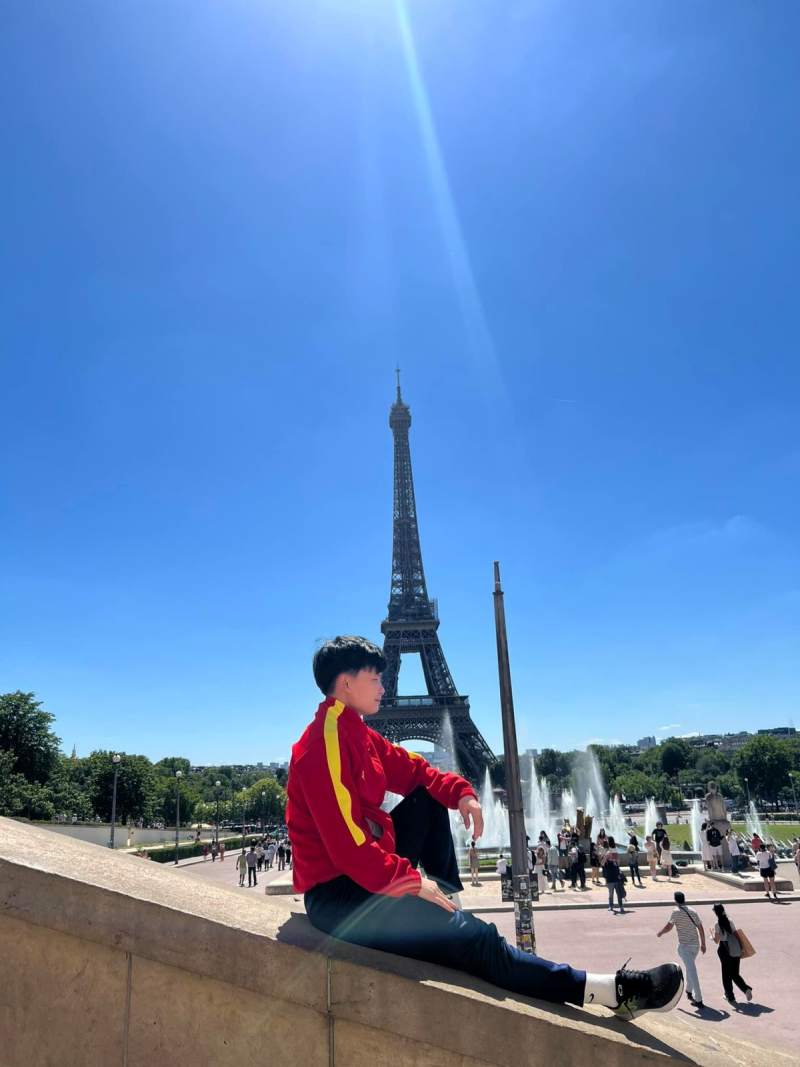 Tiền vệ Nguyễn Thị Vạn nhìn xa xăm cùng tháp Eiffel
