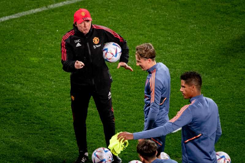 Trợ lý Steve McClaren dặn dò các cầu thủ Manchester United