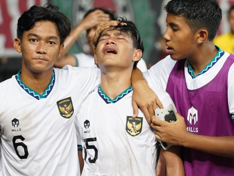 Cầu thủ U19 Indonesia khóc khi bị loại