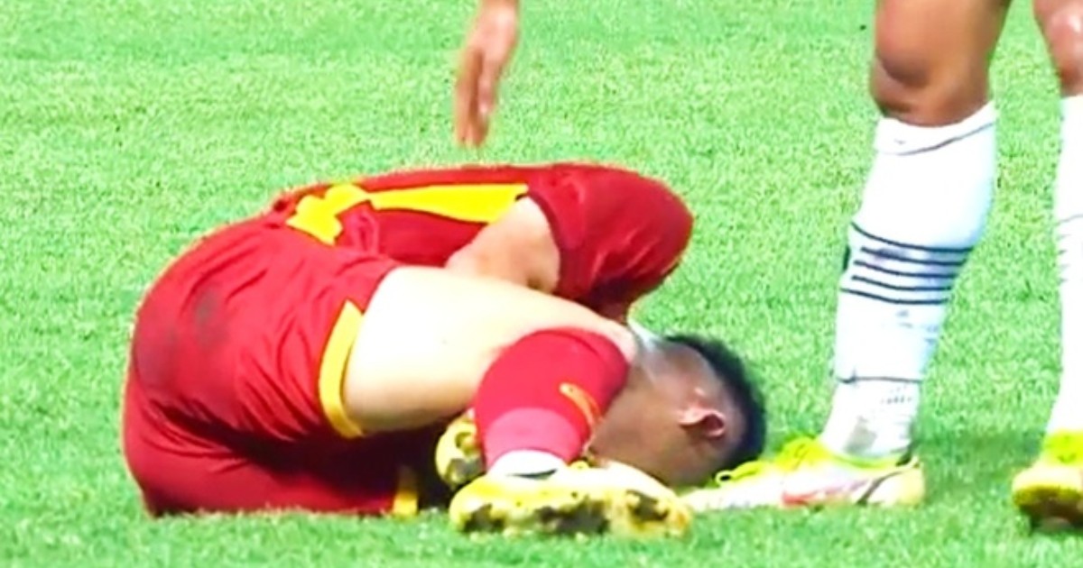 U19 Việt Nam nằm sân vì lối đá thô bạo của Indonesia