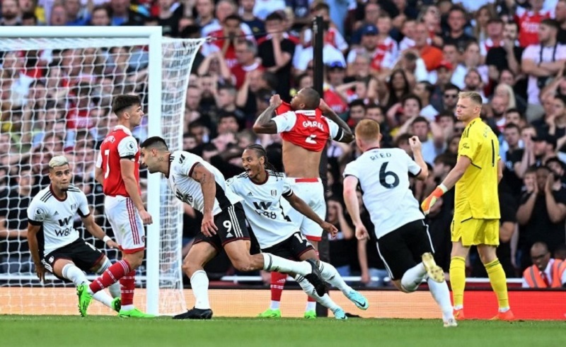Fulham bất ngờ vươn lên dẫn trước Arsenal