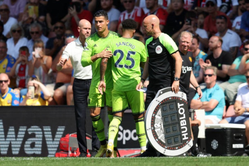 Cristiano Ronaldo không có tên trong đội hình xuất phát, nhưng được HLV Erik ten Hag tung vào sân phút 68 thay cho Jadon Sancho