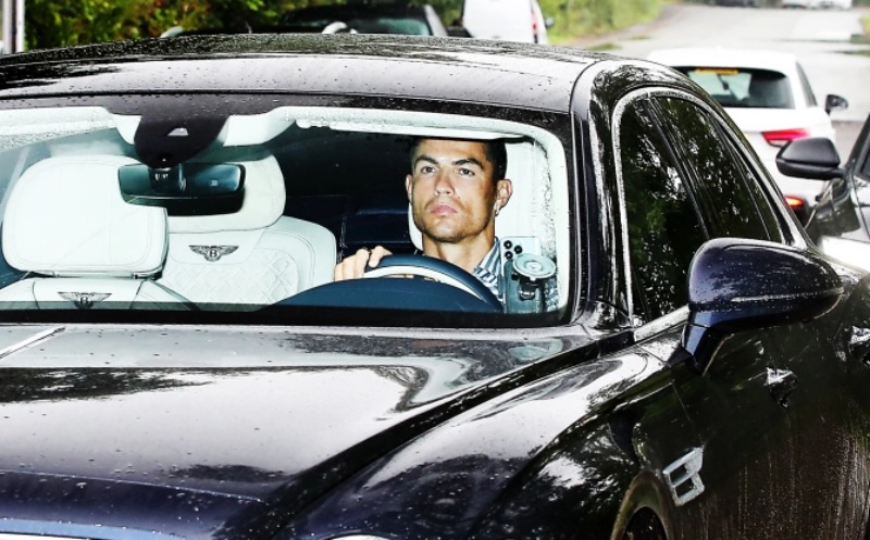 Cristiano Ronaldo với vẻ mặt đăm chiêu