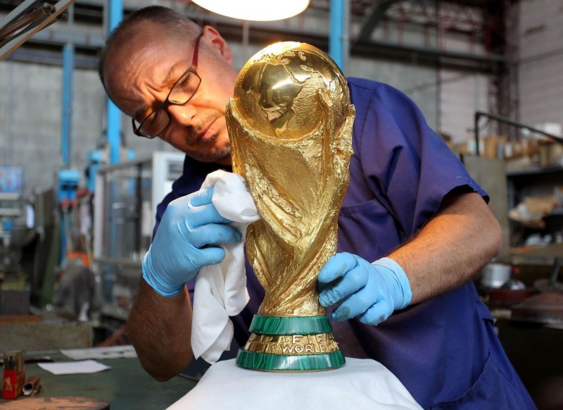 Cup vàng World Cup được bảo dưỡng tại xưởng đúc Bertoni