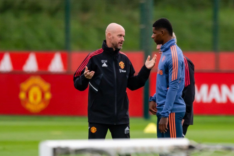 HLV Erik ten Hag trao đổi với Marcus Rashford