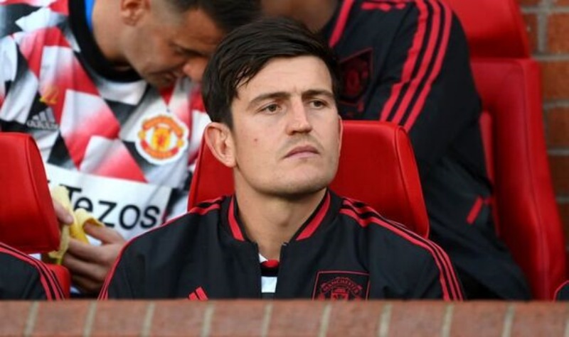 Harry Maguire phải ngồi dự bị trước Liverpool