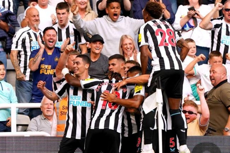 Newcastle United có bàn gỡ đầy cảm xúc