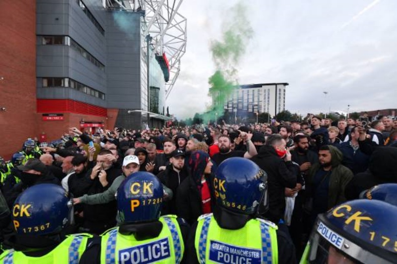 Nhóm The 1958 tiếp tục làm loạn bên ngoài sân vận động Old Trafford