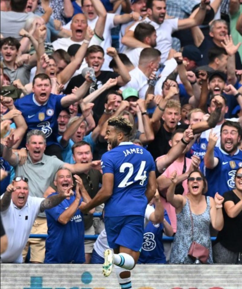 Reece James ăn mừng với CĐV khi nâng tỷ số cho Chelsea