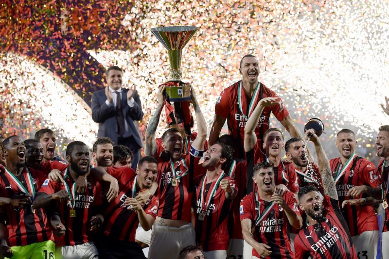 AC Milan lên ngôi Serie A 2021/22 sau 10 năm chờ đợi