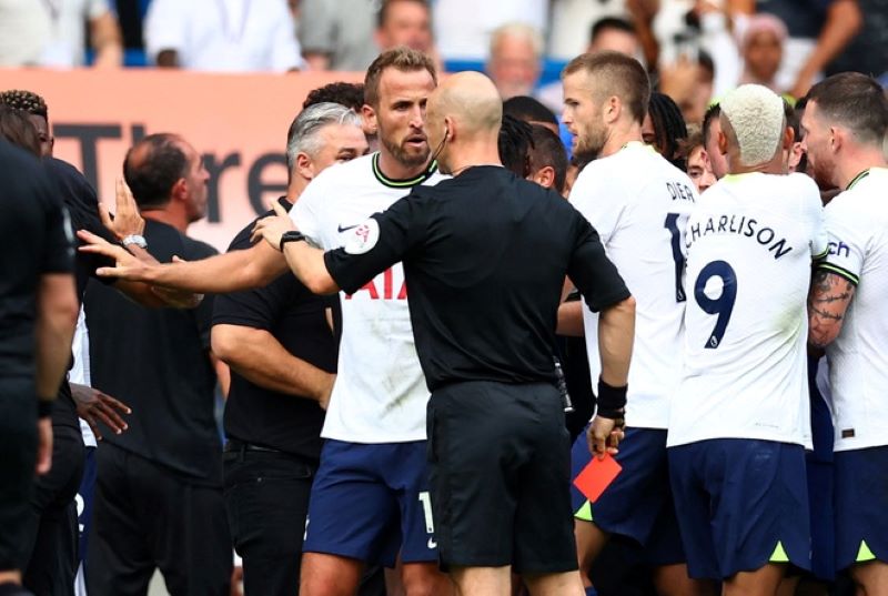 Chính quyết định gây tranh cãi đã khiến cho BLĐ Chelsea cũng như Tottenham không thể giữ bình tĩnh