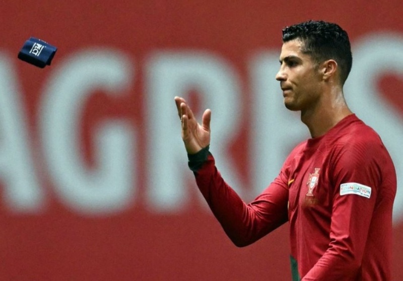 Ronaldo lại ném băng đội trưởng