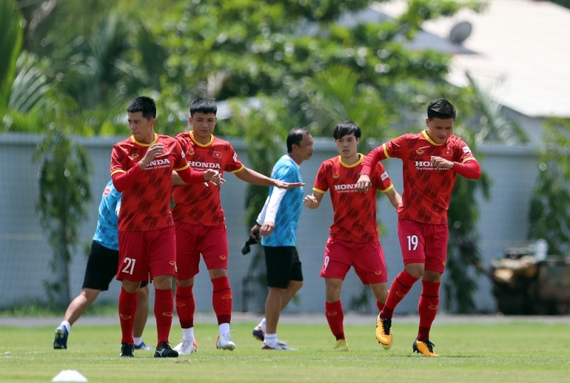 Đội tuyển Việt Nam tập luyện chuẩn bị cho trận đấu Ấn Độ