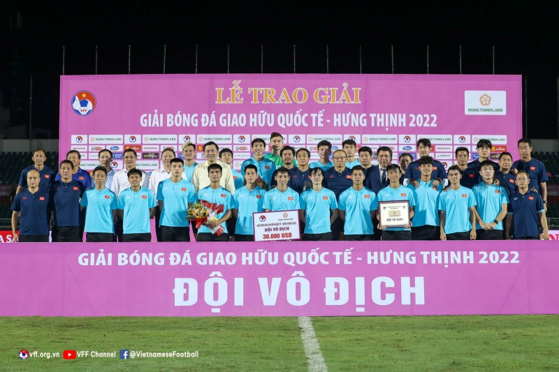 HLV Park Hang-seo cùng tuyển Việt Nam đăng quang tại giải giao hữu quốc tế Hưng Thịnh 2022