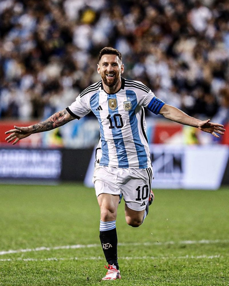 Lionel Messi lập cú đúp thứ hai liên tiếp cho tuyển Argentina