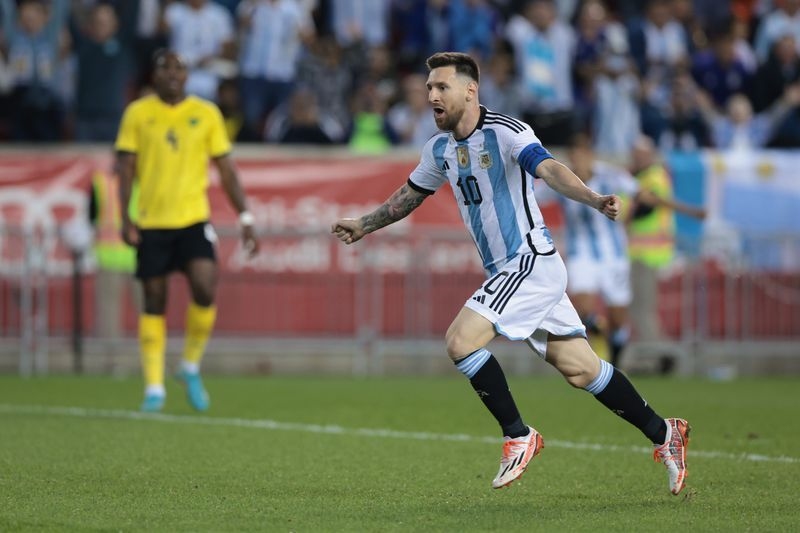 Lionel Messi vào sân từ băng ghế dự bị ở trận Jamaica