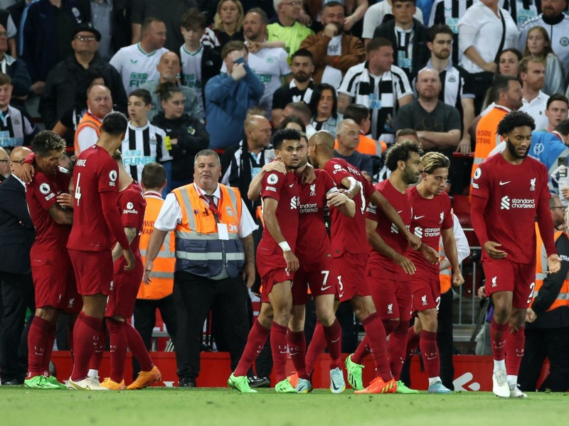 Liverpool đánh bại Newcastle United ở những phút bù giờ cuối cùng của hiệp 2