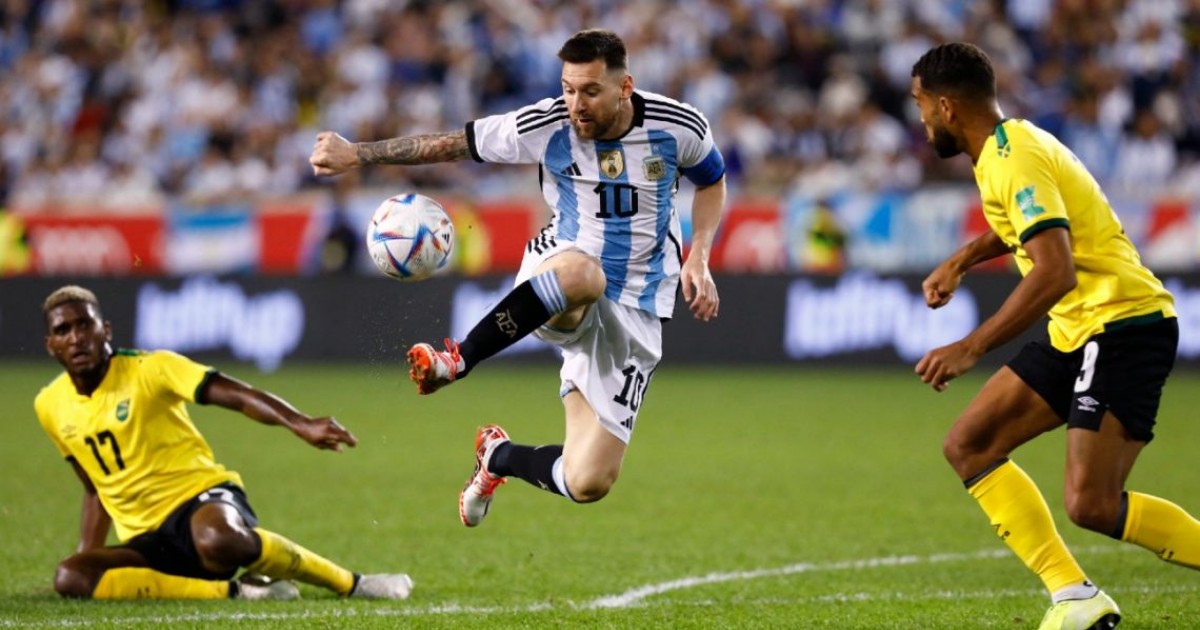 Ghi 2 bàn trong 3 phút, Messi khiến fan tuyển Argentina sướng điên người