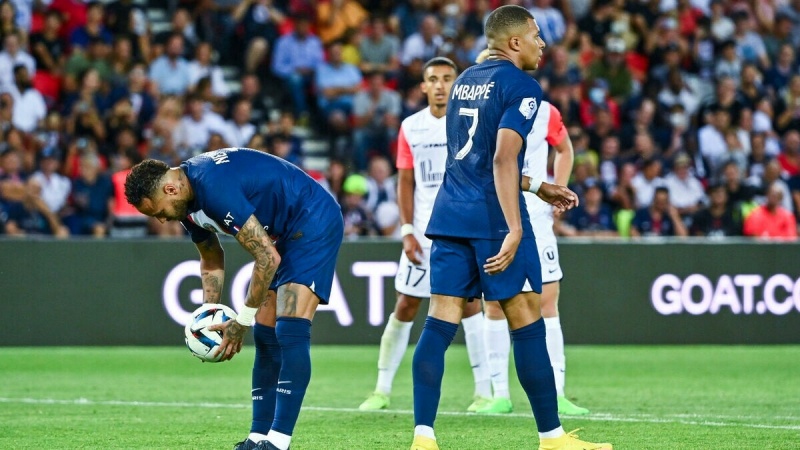 Neymar JR và Kylian Mbappe tranh cãi nảy lửa vì quả phạt đền ở trận Montpellier
