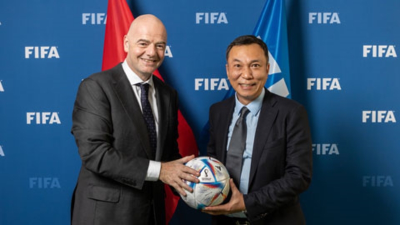 Quyền Chủ tịch VFF – ông Trần Quốc Tuấn đã làm việc với chủ tịch FIFA - Gianni Infantino về kế hoạch đưa công nghệ hỗ trợ trọng tài về Việt Nam
