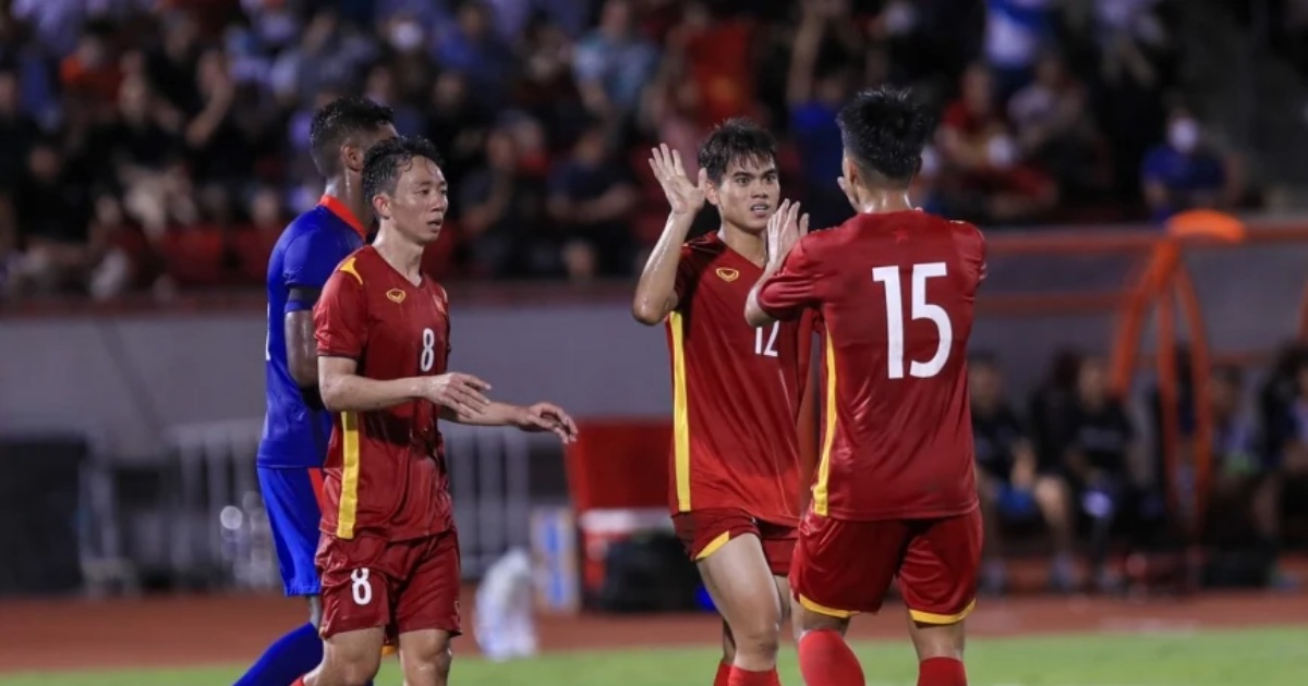 Phá lưới Singapore, sao trẻ 19 tuổi đi vào lịch sử bóng đá Việt Nam